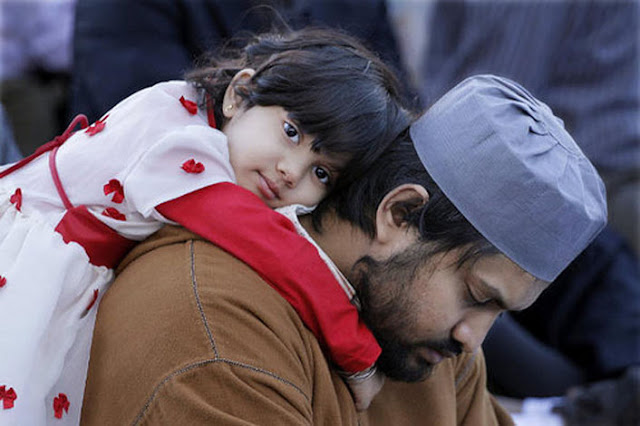 Sungguh Tega, Digugat Anak, Kakek ini Akhirnya Boyong Kain Kafan ke Pengadilan Sungguh Tega, Digugat Anak, Kakek ini Akhirnya Boyong Kain Kafan ke Pengadilan