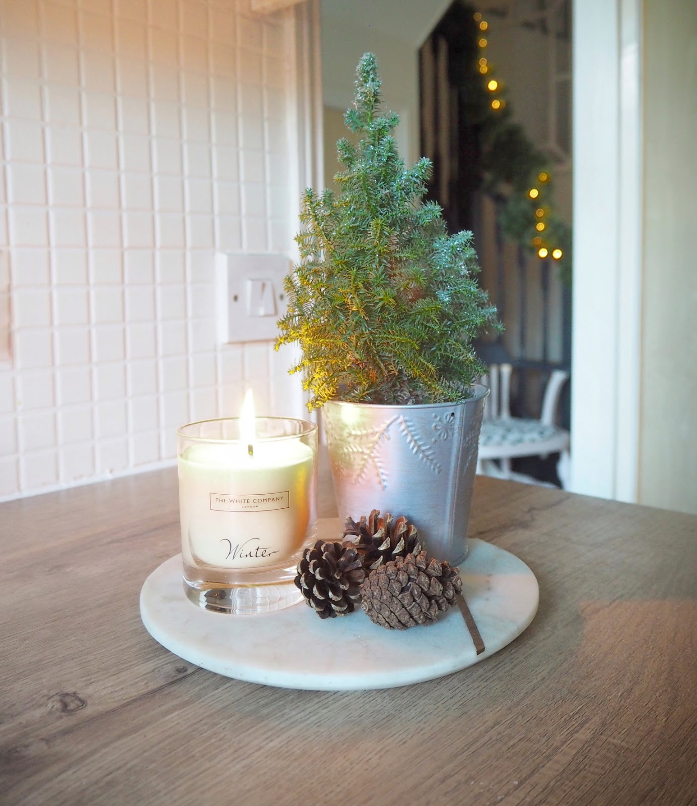 Christmas home interior inspiration in this small home christmas tour. How to style your home for christmas this year on a budget, with lots of decorations re-used from previous years.