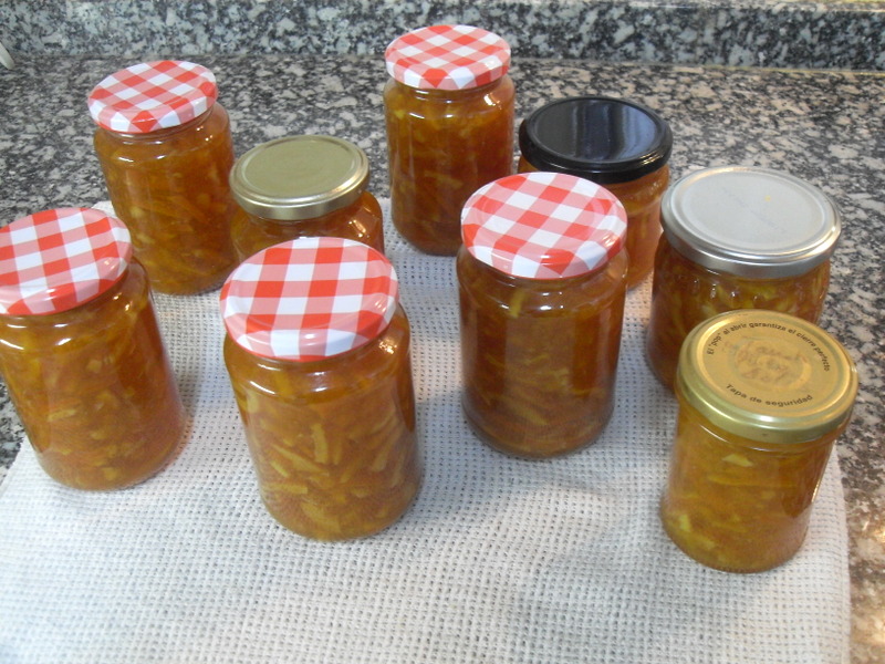 Tarros recien llenados de mermelada de naranja amarga.