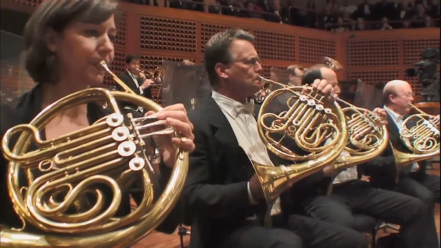 Mengenal Alat Musik dalam Orkestra versi Benjamin Britten - Blog Fisella - Horn