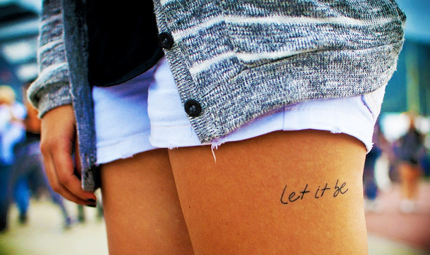 tatuaje con la frase let it be en la pierna de una adolescente