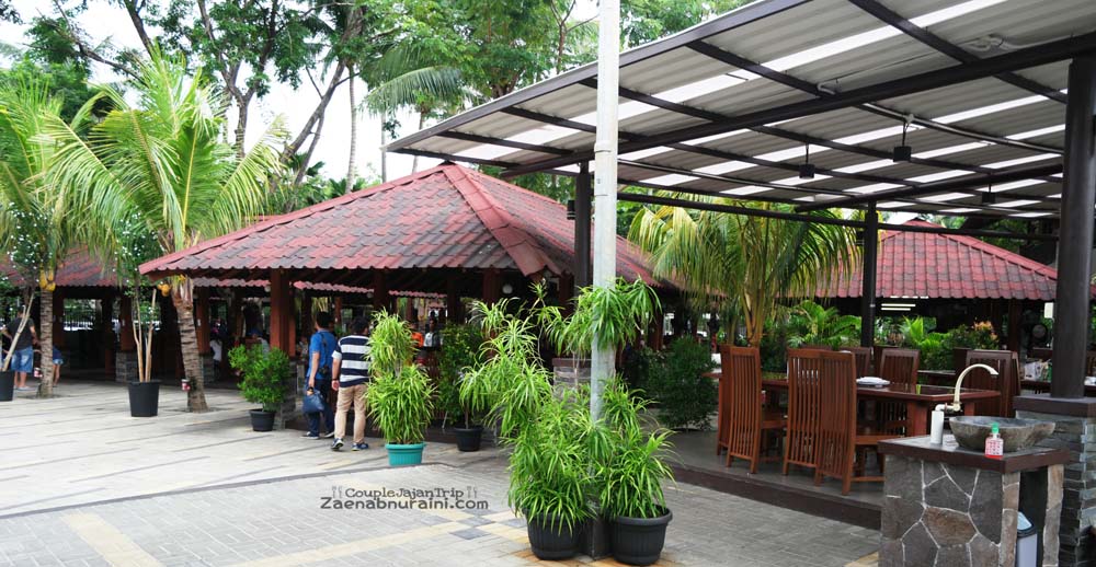 Taman Santap Rumah  Kayu  Air Ancol  Nuansa Makan di Dalam 