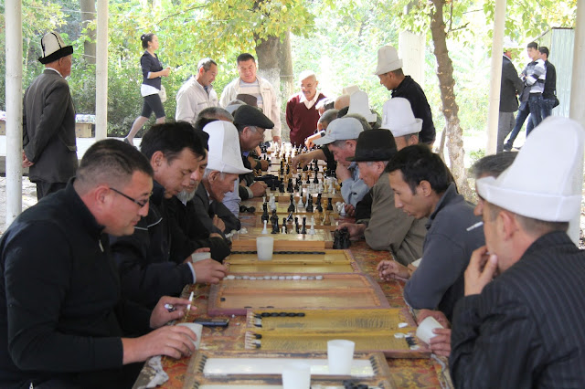 Kirghizistan, Och, joueurs d'échecs, ak kalpak, © L. Gigout, 2012