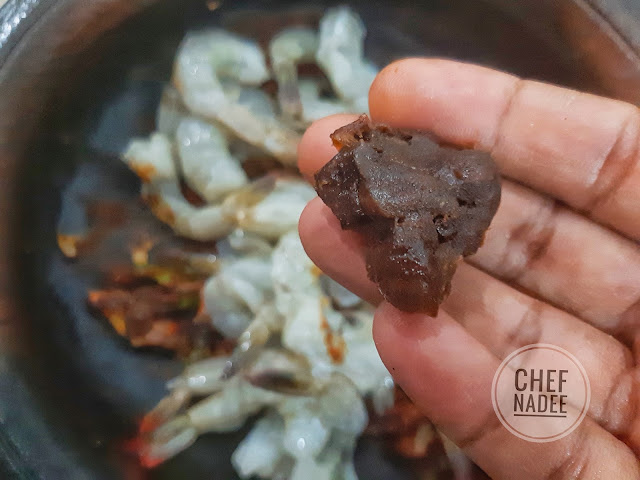 සැරට කලුවට පිසූ ඉස්සන් කරි හදමු (Spicy Black Prawn Curry) - Your Choice Way