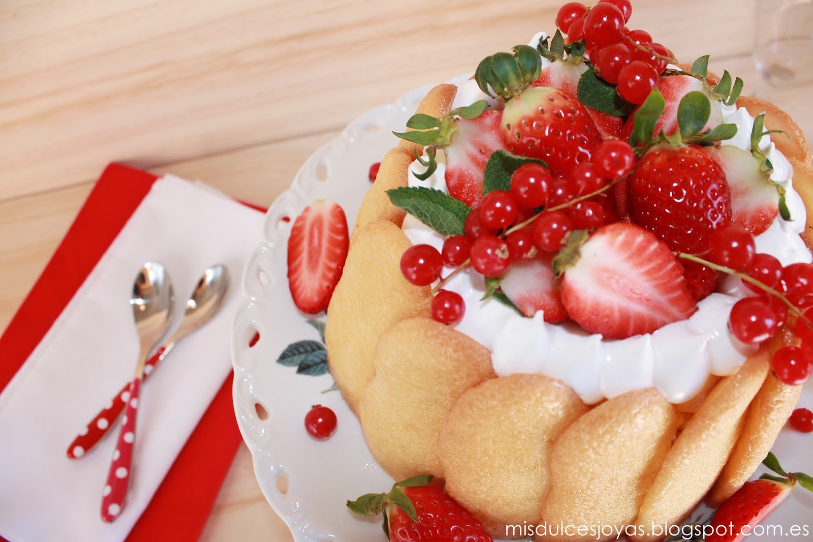 Charlota de fresas y crema bavaroise a la vainilla [Mis Dulces Joyas]