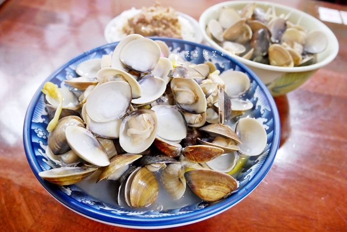 桃園中壢 好滋味麵館 銅板價蛤蜊湯給你滿滿的蛤蠣大平台好誇張 七先生與艾小姐
