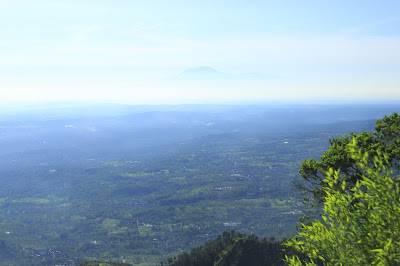 Gunung Lawu dari Gunung Telomoyo