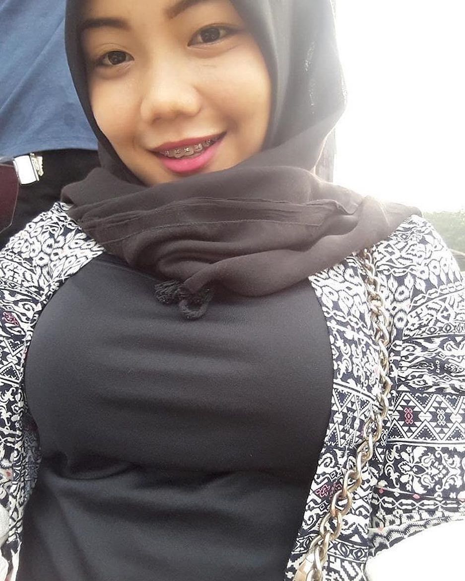 Perempuan Berjilbab Ketat Mempesona - Republic Renger Cantik