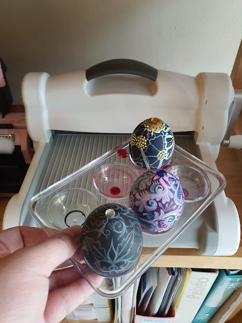 Decorate Plastic Eggs With Easy Craft Supplies The Artsy Craftsy