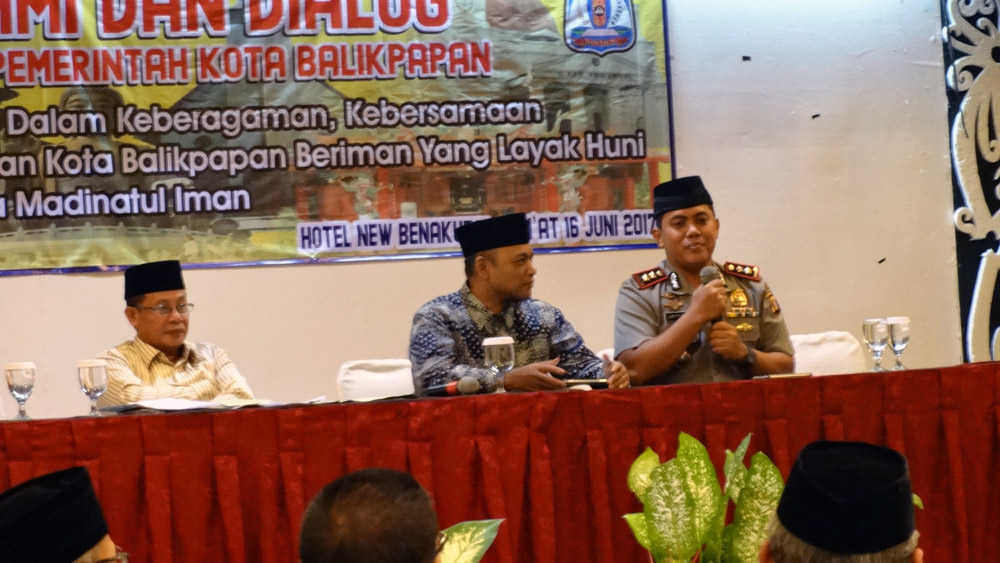 Kapolres AKBP Jeffri Dian Juniarta ketika memamparkan pemanfaatan media sosial dalam dialog FKUB, Jumat (16/6). Foto: LINES