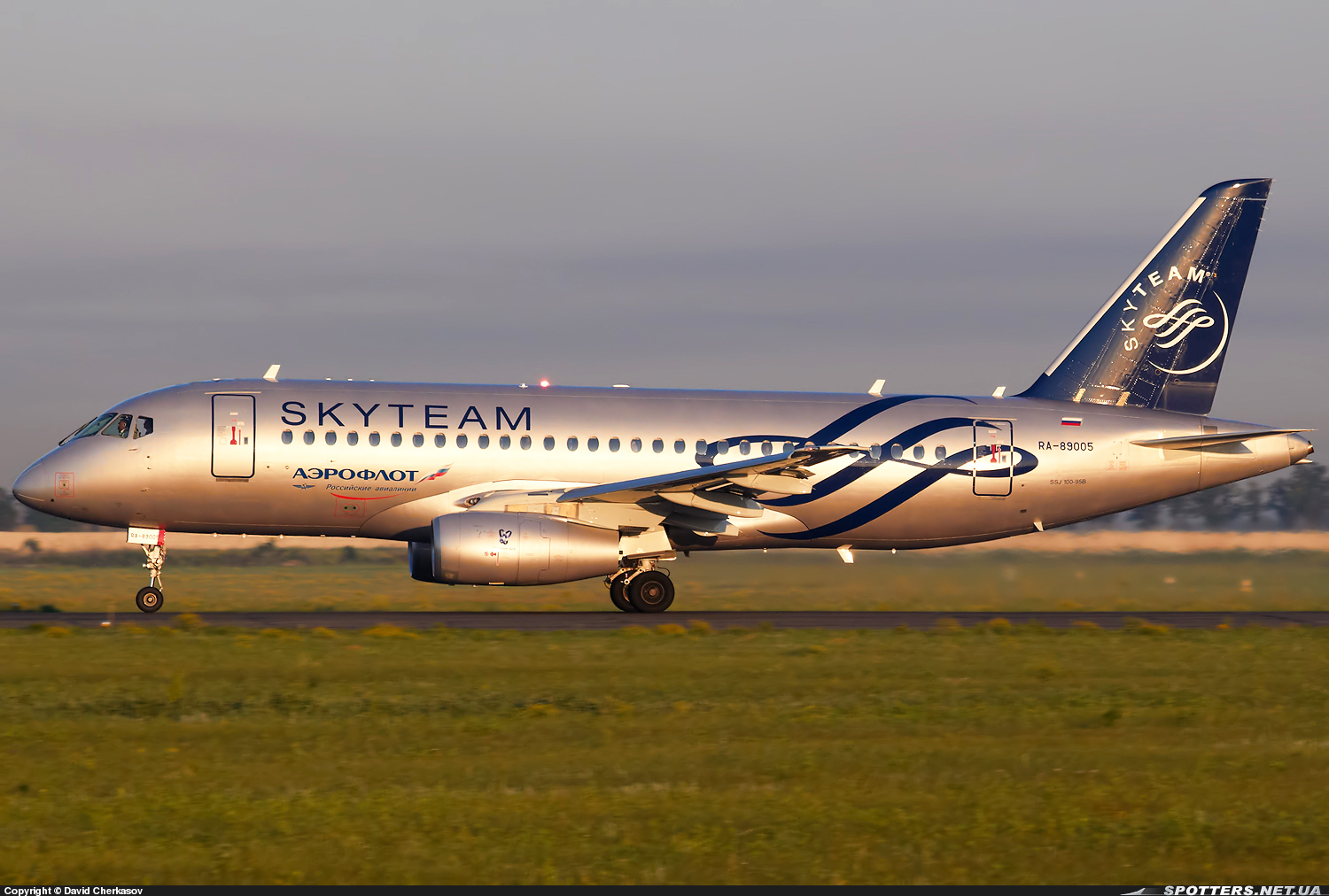 SUJOI+SUPERJET+100-95+SKYTEAM+AEROFLOT+RA-89005+ODESSA+11-06-2012.jpg