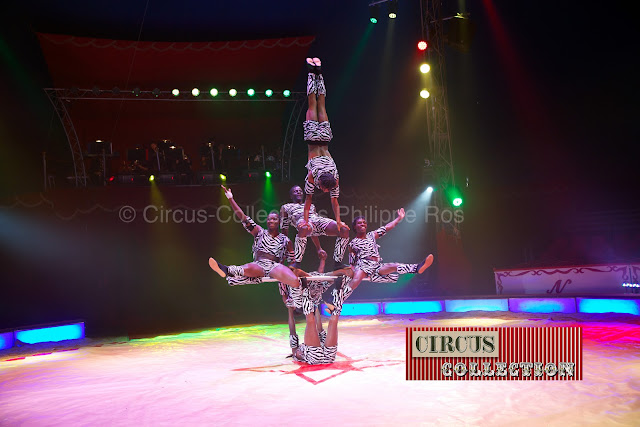 pyramide humaine par la troupe Zuma Zuma