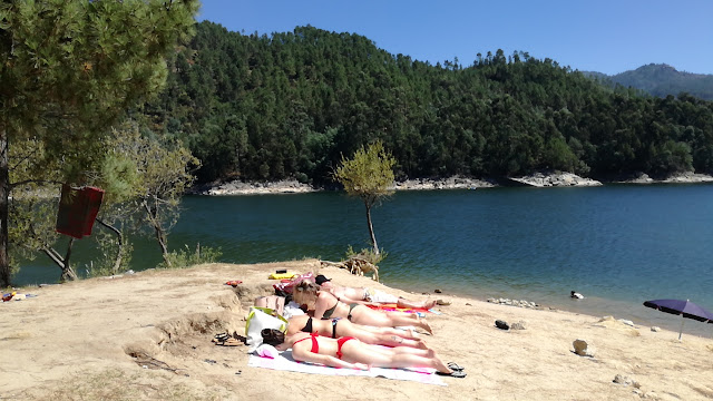 Apanhar sol na praia fluvial da barca