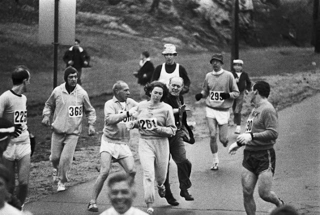 Foto historica Primeira maratonista Kathrine Switzer