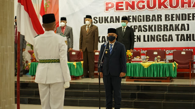 Bupati Lingga Mengukuhkan Anggota Paskibraka Bupati Lingga Mengukuhkan Anggota Paskibraka