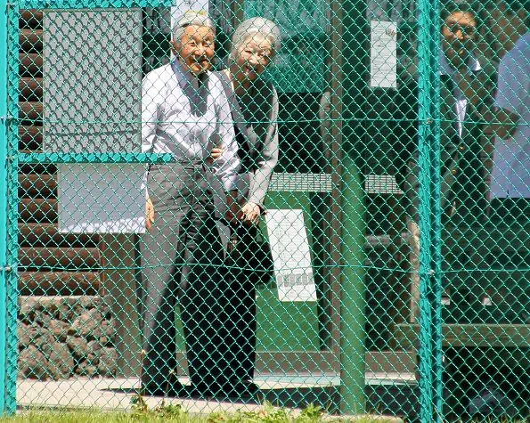 Emperor Akihito and Empress Michiko visited a tennis court in Karuizawa. They met for the first time on the holiday