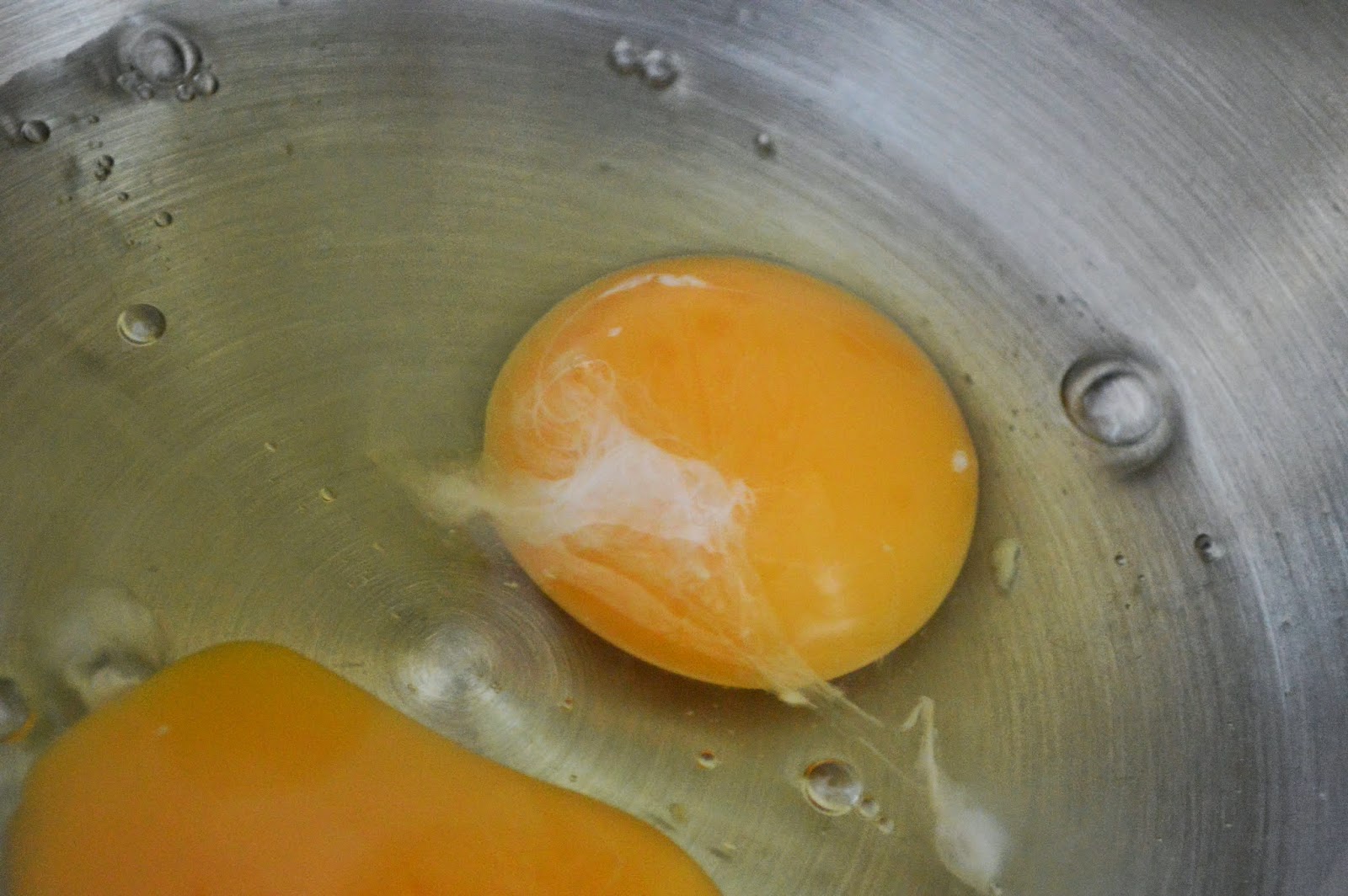 Knäcka ägg Med En Hand