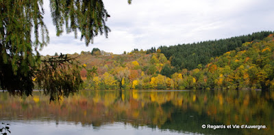 Le Gour de Tazenat, Auvergne, en automne.