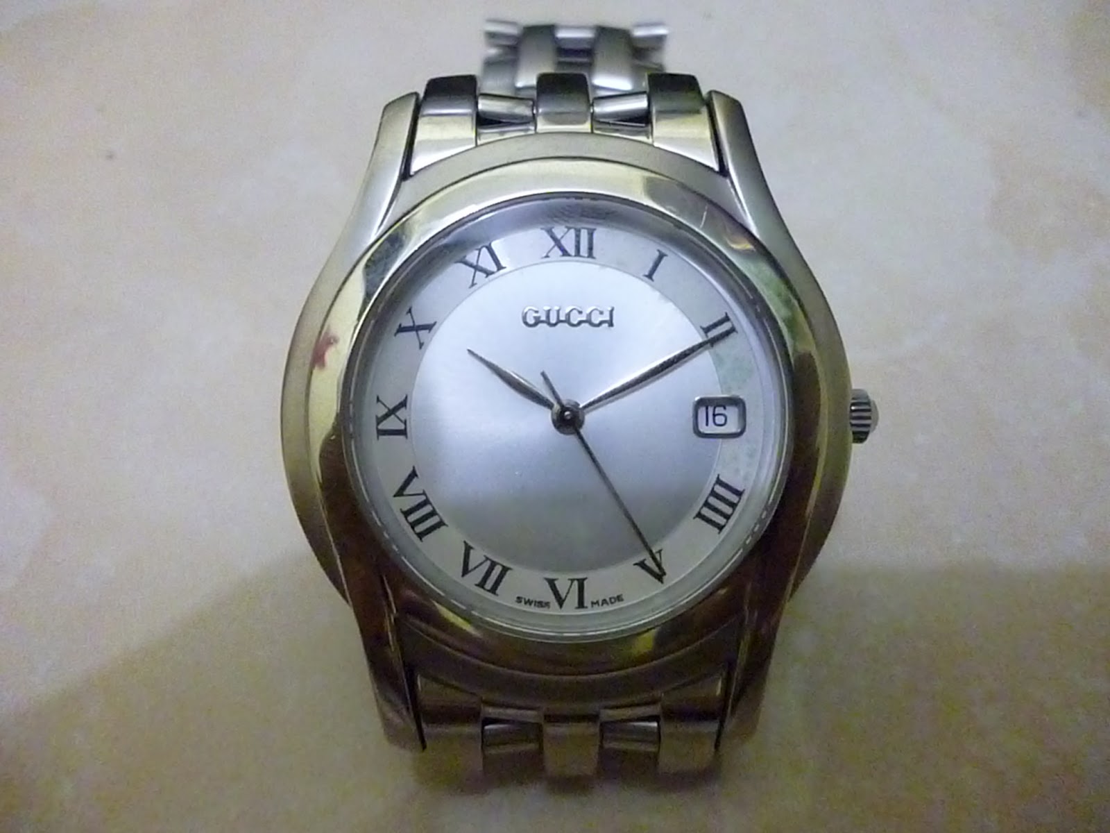 One Arloji: Gucci 5500 M Stainless Steel Quartz Men's Watch Sold