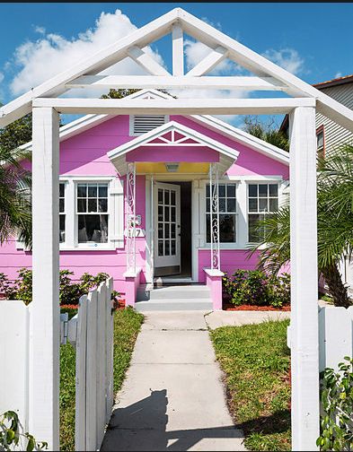 Casa pequena cor de rosa e turquesa. Blog Achados de Decoração decoração casa pequena, decoração cor de rosa, casa de campo