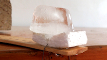 Percobaan Memotong Es Batu dengan Benang