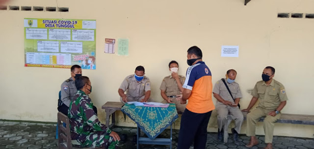 Babinsa Tunggul Cek Posko Relawan Covid-19 Babinsa Tunggul Cek Posko Relawan Covid-19