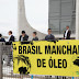 Greenpeace protesta em frente ao Palácio do Planalto com “praia suja de óleo”