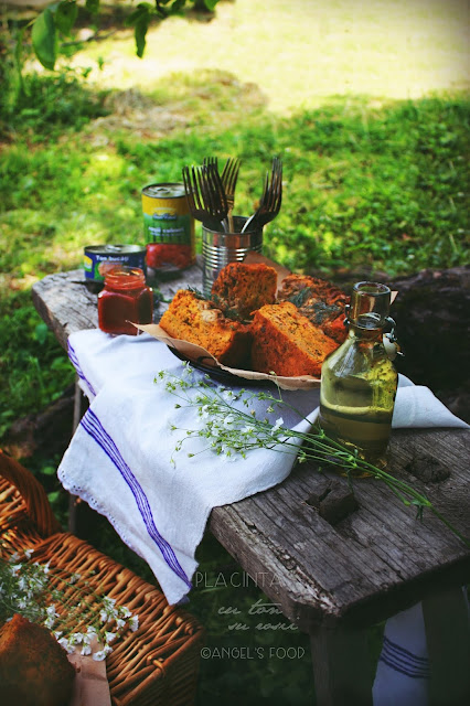 Placinta la cuptor, perfecta pentru picnic, cu ton si rosii Sun Food