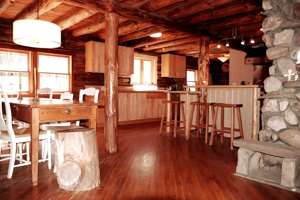 Log-Cabin-available-for-rent-on-airbnb-on-new-york-with-kitchen
