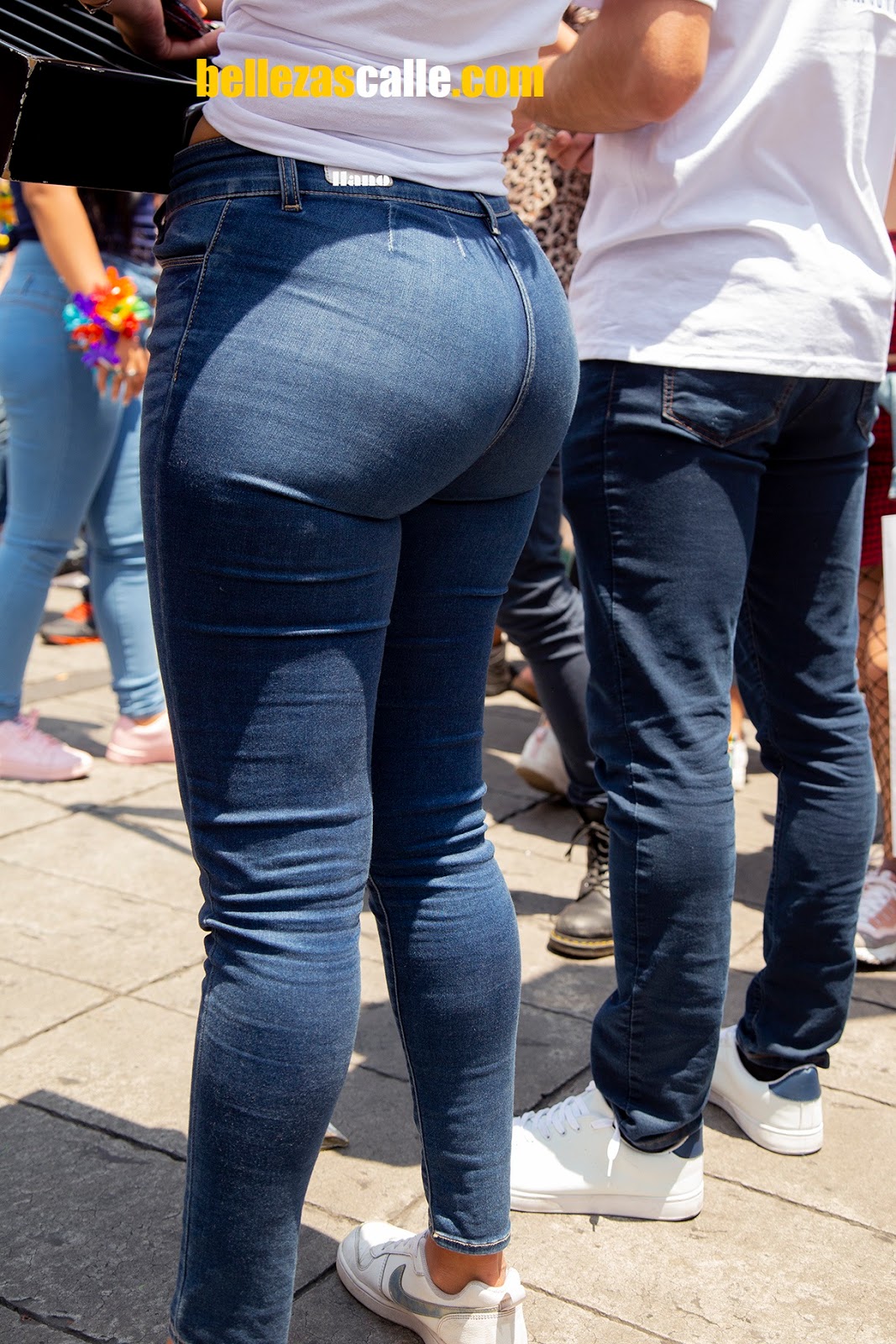 Mujeres nalgonas y hermosas en jeans apretados.