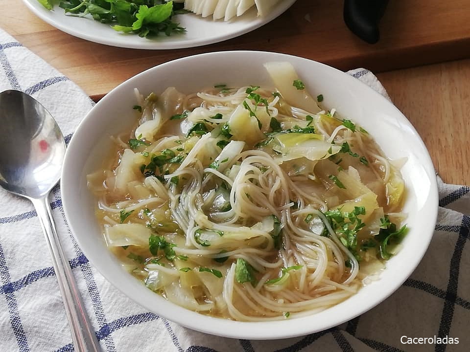 Sopa de col con fideos de arroz | Caceroladas