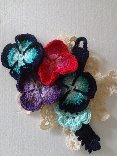 African Violets Bracelet - free crochet pattern