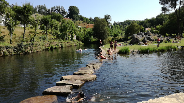 Passadfiços de pedra entre margens