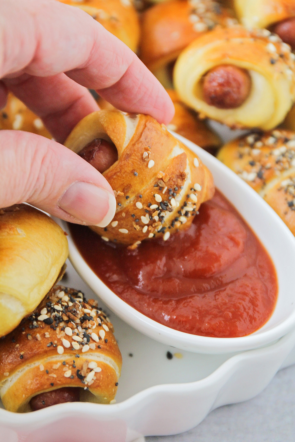 These everything bagel pigs in a blanket are so adorable, and so tasty too! They're perfect for snacking, game day, or school lunch!