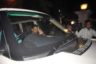  Salman Khan & Sunil Shetty visits Sanjay Dutt's residence
