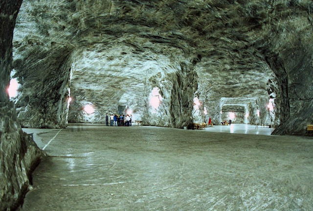 Η υπόγεια εκκλησία της Αγ.Βαρβάρας φτιαγμένη από... αλάτι στο Targu Ocna στη Ρουμανία [φωτο]  