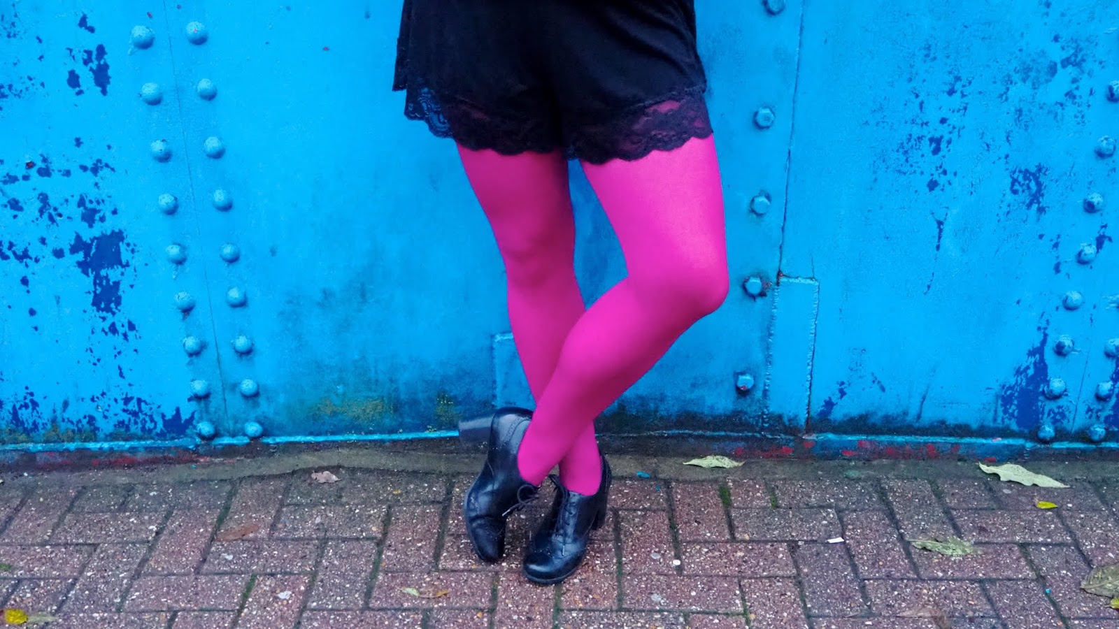 black lace culottes shorts, black brogues and hot pink opaque tights
