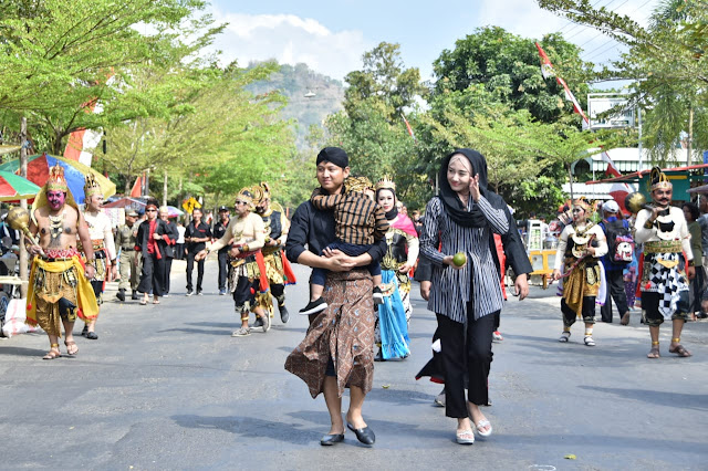 Kenakan Busana Casual Jawa, Bupati Trenggalek Ajak Kaum Milenial Tak Lupakan Budaya Jawa