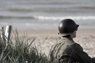 soldato in guerra vicino a una spiaggia