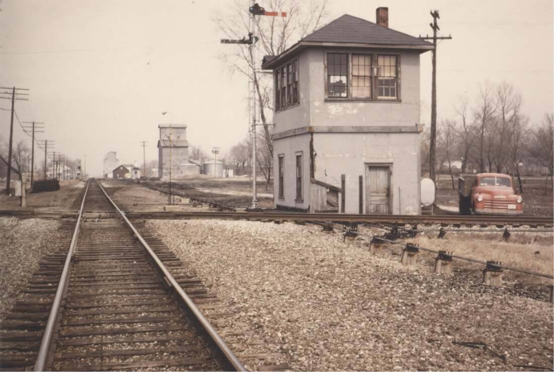 Towns and Nature: Manhattan, IL: 3 or 4 Old Grain Elevators