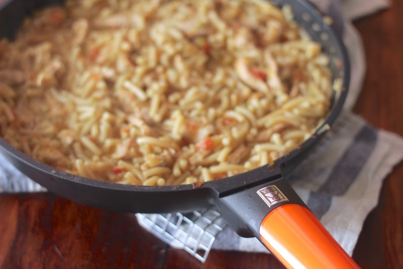 Guiso de fideos gordos y lomo, sartenes Bra