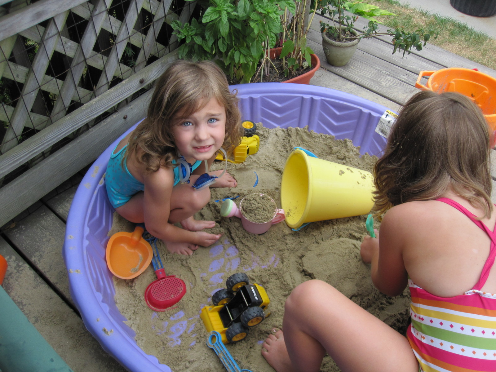 2 kids in 1 sandbox оригинал. 2 детей 1 песочница оригинальное. Детская песочница с бассейном. Kids 1 sandbox. Kids 1 sandbox.