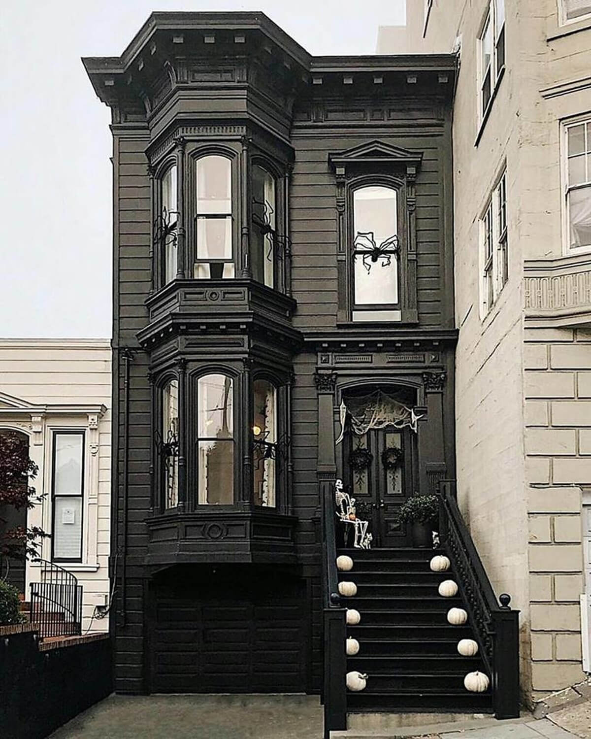 Красивый черный дом. Дом в викторианском стиле Сан-Франциско. Викторианские домики Сан Франциско. Викторианский стиль архитектура Сан-Франциско. Сан Франциско дома Викторианский стиль.