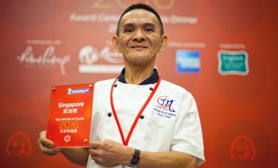 Singapore Street Food Vendor Serves $1.50 Meals And Receives A Prestigious Michelin Star Singapore Street Food Vendor Serves $1.50 Meals And Receives A Prestigious Michelin Star
