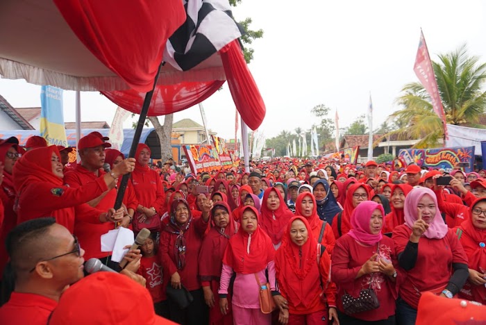 Plt.Nanang Ermanto Melepas Ribuan Peserta Jalan Sehat,Dalam Rangka HKN ke-55 Di Natar Lamsel