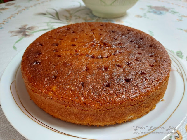 Ciambella allo yogurt con gocce liquide di cioccolato Ciambella allo yogurt