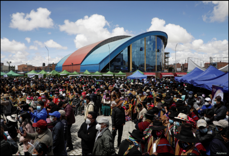 Grupos de personas se congregan en una feria tradicional de medicina en El Alto, Bolivia, cerca de La Paz, el 6 de febrero de 2021. El grueso de la población de Bolivia se concentra en los departamentos de Santa Cruz, La Paz y Cochabamba / REUTERS