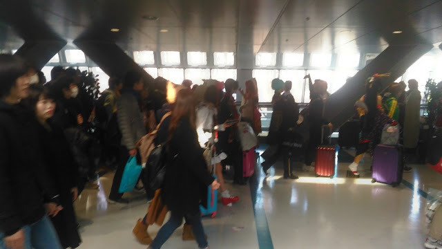 Less cosplayers ne sont pas seulement dans les zones, ils profitent aussi des stands