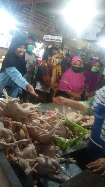 HEBOH, Ayam Potong Banting Harga di Pasar Tradisional
