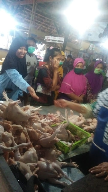 HEBOH, Ayam Potong Banting Harga di Pasar Tradisional HEBOH, Ayam Potong Banting Harga di Pasar Tradisional